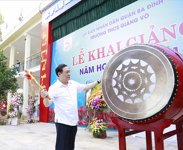 Đồng chí Vương Đình Huệ đánh trống khai trường tại THCS Giảng Võ Đồng chí Vương Đình Huệ đánh trống khai trường tại THCS Giảng Võ