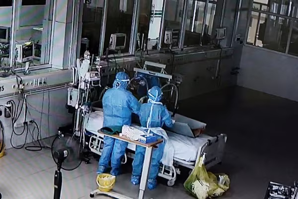Bệnh nhân Covid-19 nặng điều trị tại Bệnh viện Bệnh Nhiệt đới Trung ương