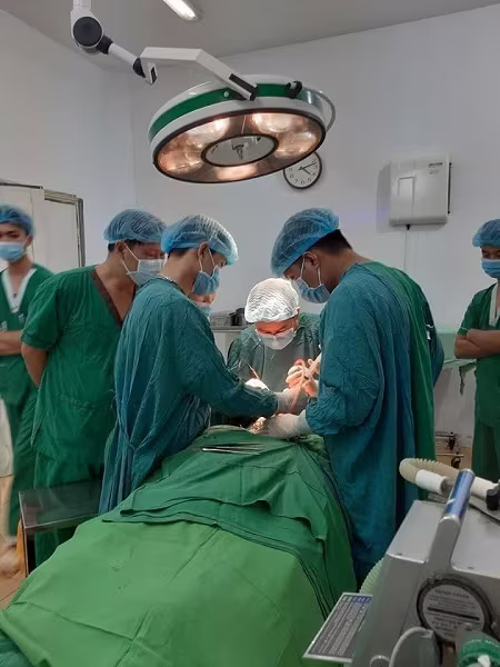 Ca mổ cấp cứu cháu bé đã diễn ra thành công (Ảnh: BVĐK tỉnh Sơn La)