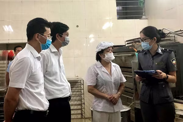 Kiểm tra xưởng sản xuất bánh trung thu tại cơ sở Hương Trà