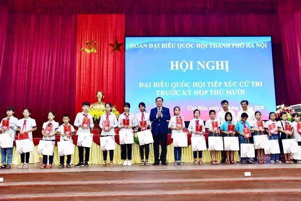 Bthư Thành ủy Vương Đình Huệ trao tặng 50 suất quà cho học sinh nghèo vượt khó huyện Ứng Hòa Bthư Thành ủy Vương Đình Huệ trao tặng 50 suất quà cho học sinh nghèo vượt khó huyện Ứng Hòa