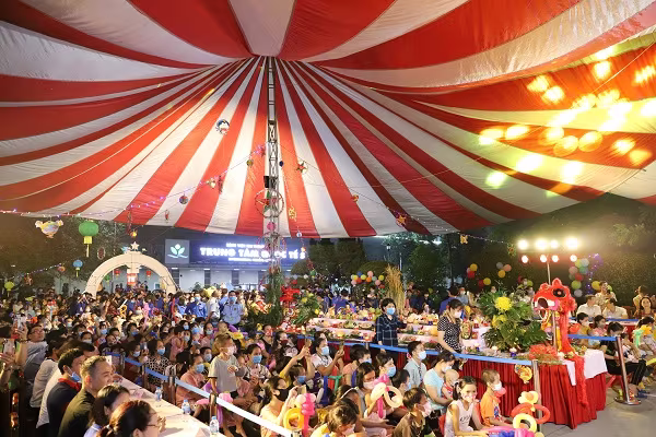 Ngày hội &quot;Trung thu yêu thương&quot; góp phần động viên tinh thần giúp các bệnh nhi vượt qua bệnh tật