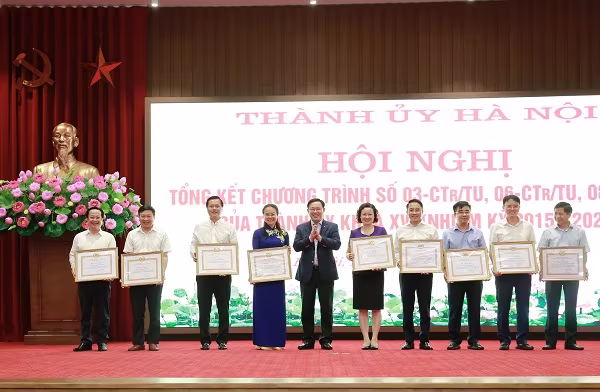 Bí thư Thành ủy Vương Đình Huệ tặng Bằng khen cho các tập thể, cá nhân có thành tích trong thực hiện chương trình số 03-Ctr/TU Bí thư Thành ủy Vương Đình Huệ tặng Bằng khen cho các tập thể, cá nhân có thành tích trong thực hiện chương trình số 03-Ctr/TU