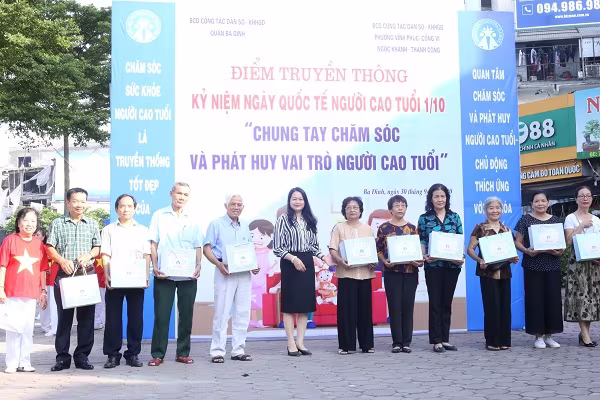 Mô hình chăm sóc và phát huy người cao tuổi dựa vào cộng đồng phát huy hiệu quả tại Hà Nội Mô hình chăm sóc và phát huy người cao tuổi dựa vào cộng đồng phát huy hiệu quả tại Hà Nội