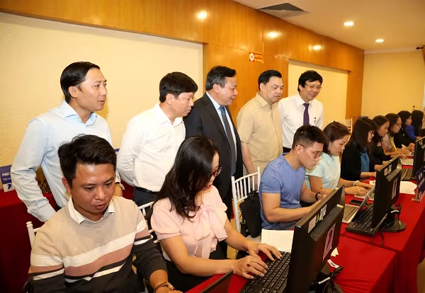 Các đại biểu tham quan trung tâm báo chí Các đại biểu tham quan trung tâm báo chí