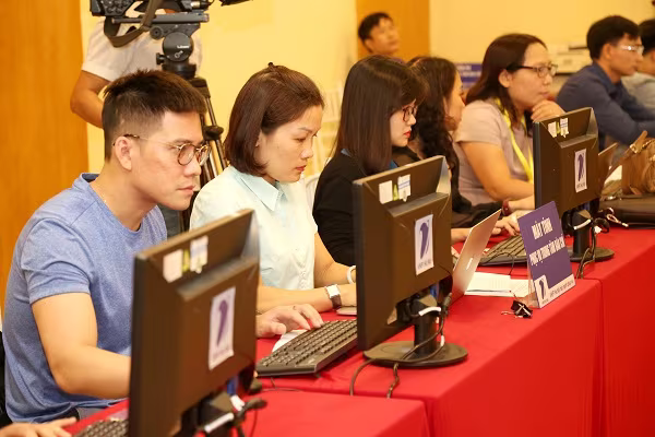 Phóng viên tác nghiệp tại Trung tâm báo chí phục vụ đại hội XVII Đảng bộ TP Hà Nội chiều 9-10