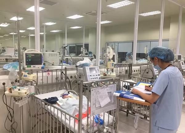 Cấp cứu bệnh nhi tại Bệnh viện Nhi Trung ương Cấp cứu bệnh nhi tại Bệnh viện Nhi Trung ương