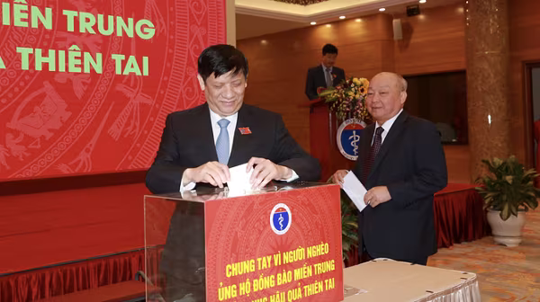 Bộ Y tế quyên góp ủng hộ đồng bào miền Trung tại đại hội