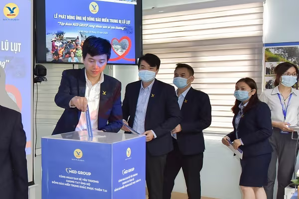 Cán bộ, nhân viên Med Group ủng hộ đồng bào miền Trung Cán bộ, nhân viên Med Group ủng hộ đồng bào miền Trung
