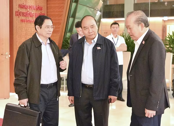 Thủ tướng Nguyễn Xuân Phúc, Trưởng Ban Tổ chức Trung ương Phạm Minh Chính cùng Phó Thủ tướng Thường trực Trương Hoà Bình trao đổi bên hành lang Quốc hội ngày 26-10 Thủ tướng Nguyễn Xuân Phúc, Trưởng Ban Tổ chức Trung ương Phạm Minh Chính cùng Phó Thủ tướng Thường trực Trương Hoà Bình trao đổi bên hành lang Quốc hội ngày 26-10