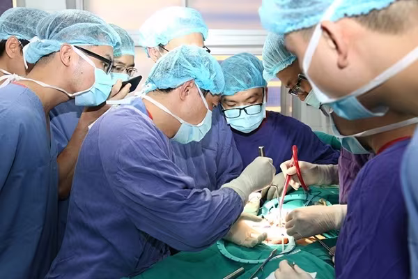 Kíp bác sĩ BV Việt Đức phẫu thuật cho nam thanh niên bị gãy dương vật Kíp bác sĩ BV Việt Đức phẫu thuật cho nam thanh niên bị gãy dương vật