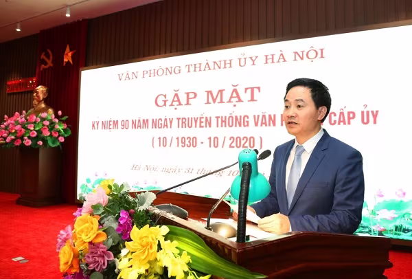 Chánh Văn phòng Thành ủy Trần Anh Tuấn báo cáo tại buổi gặp mặt Chánh Văn phòng Thành ủy Trần Anh Tuấn báo cáo tại buổi gặp mặt