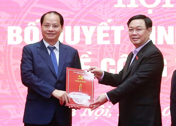 Bí thư Thành ủy Vương Đình Huệ trao quyết định cho đồng chí Nguyễn Doãn Toản Bí thư Thành ủy Vương Đình Huệ trao quyết định cho đồng chí Nguyễn Doãn Toản