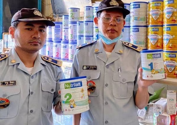 Lô sữa Nutrilatt 1 và 2 bị phát hiện có hàm lượng sắt và kẽm thấp hơn quy định ở Campuchia (Ảnh: Phnompenhpost) Lô sữa Nutrilatt 1 và 2 bị phát hiện có hàm lượng sắt và kẽm thấp hơn quy định ở Campuchia (Ảnh: Phnompenhpost)