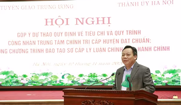 Phó Bí thư Thành ủy Hà Nội Nguyễn Văn Phong phát biểu tại hội nghị Phó Bí thư Thành ủy Hà Nội Nguyễn Văn Phong phát biểu tại hội nghị
