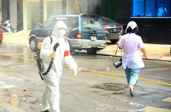 Lực lượng y tế xử lý dịch tại khu vực có bệnh nhân dương tính với Covid-19 (Ảnh minh họa)