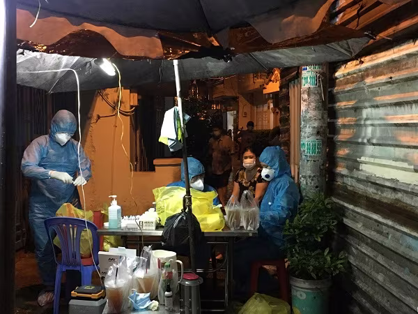 Lực lượng chức năng lấy mẫu xét nghiệm một số người dân trong khu vực sinh sống của BN1347 Lực lượng chức năng lấy mẫu xét nghiệm một số người dân trong khu vực sinh sống của BN1347