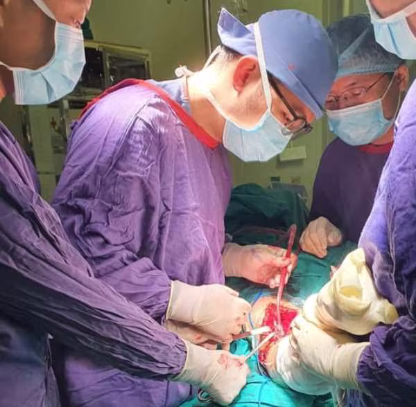 Kíp mổ kết hợp cùng lúc 5 xương bị gãy cho bệnh nhân V.Đ.V. Kíp mổ kết hợp cùng lúc 5 xương bị gãy cho bệnh nhân V.Đ.V.