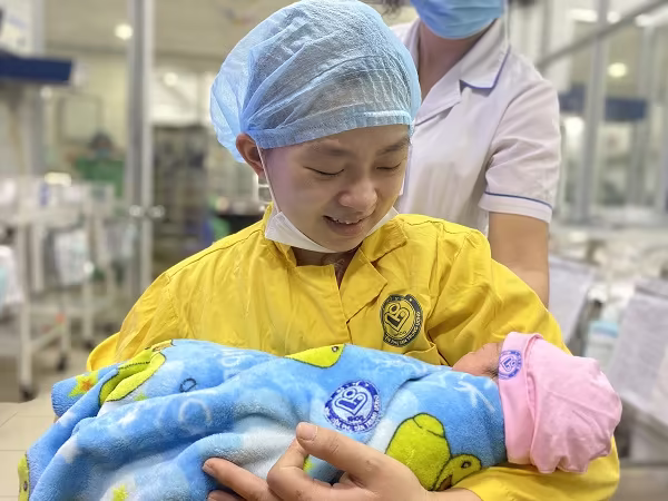 Giây phút vỡ òa khi hai mẹ con gặp mặt Giây phút vỡ òa khi hai mẹ con gặp mặt