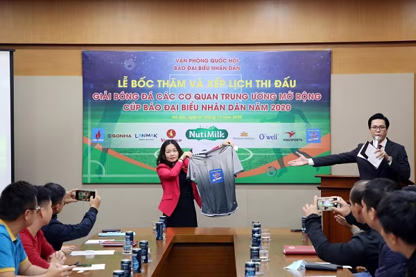 Trưởng ban Tổ chức giải đấu, Phó Tổng biên tập Báo Đại biểu Nhân dân Phạm Thị Thanh Huyền giới thiệu mẫu áo cho các cầu thủ