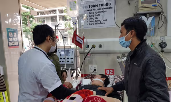 Cấp cứu bệnh nhân ở bệnh viện Bạch Mai