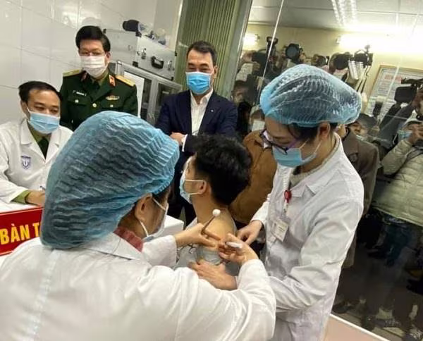 Nam thanh niên 20 tuổi là người tình nguyện đầu tiên được tiêm thử nghiệm vaccine Covid-19 Nam thanh niên 20 tuổi là người tình nguyện đầu tiên được tiêm thử nghiệm vaccine Covid-19