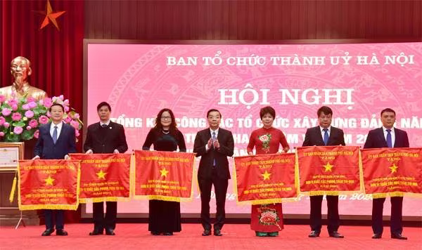 Chủ tịch UBND TP Chu Ngọc Anh trao Cờ thi đua của UBND TP cho các đơn vị có thành tích xuất sắc.
