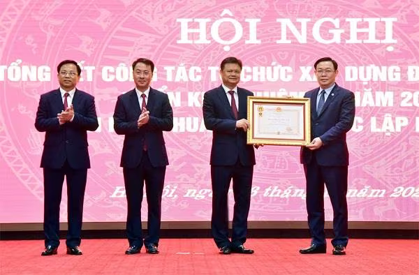 Bí thư Thành ủy Vương Đình Huệ trao Huân chương Độc lập hạng Nhì của Nhà nước cho Ban Tổ chức Thành ủy Hà Nội