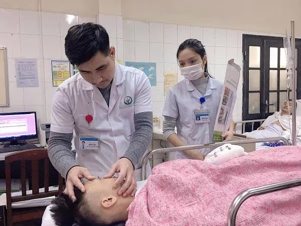 Bác sĩ Đoàn Lê Vinh khám cho thiếu niên 15 tuổi bị chấn thương do pháo nổ Bác sĩ Đoàn Lê Vinh khám cho thiếu niên 15 tuổi bị chấn thương do pháo nổ