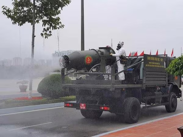 Diễn tập phun khử khuẩn môi trường tại khu vực Trung tâm hội nghị Quốc gia Mỹ Đình