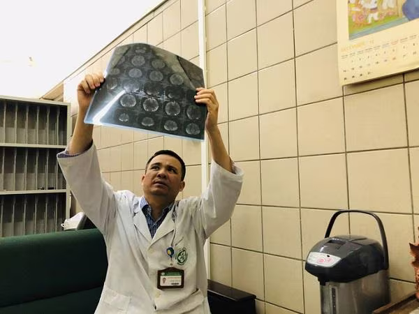 Bác sĩ Nguyễn Trung Nguyên xem kết quả một trường hợp bị tổn thương não do ngộ độc rượu