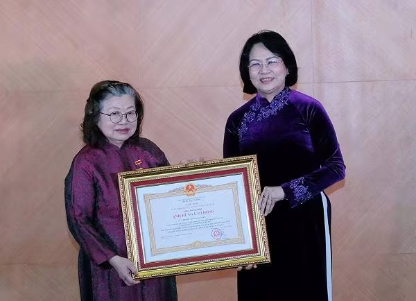 Phó Chủ tịch nước Đặng Thị Ngọc Thịnh trao tặng danh hiệu Anh hùng Lao động thời kỳ đổi mới cho GS.TS.TTND Huỳnh Thị Phương Liên Phó Chủ tịch nước Đặng Thị Ngọc Thịnh trao tặng danh hiệu Anh hùng Lao động thời kỳ đổi mới cho GS.TS.TTND Huỳnh Thị Phương Liên