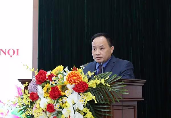 Phó Bí thư Thường trực Quận uỷ Hai Bà Trưng Trần Quyết Thắng báo cáo tại buổi làm việc Phó Bí thư Thường trực Quận uỷ Hai Bà Trưng Trần Quyết Thắng báo cáo tại buổi làm việc