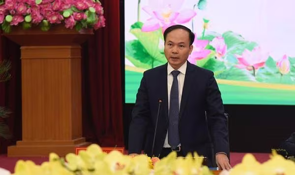 Bí thư Quận ủy Long Biên Đường Hoài Nam báo cáo tại buổi làm việc Bí thư Quận ủy Long Biên Đường Hoài Nam báo cáo tại buổi làm việc