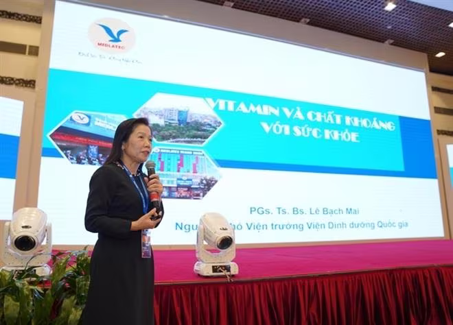 PGS.TS.BS Lê Bạch Mai chia sẻ thông tin về &quot;Vi chất dinh dưỡng với sức khỏe&quot; tại hội nghị