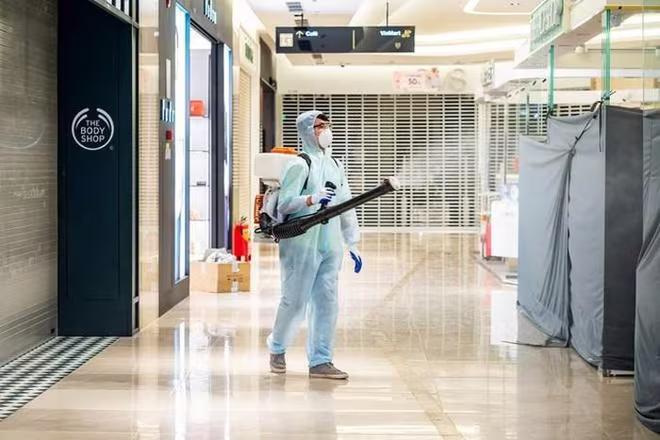 Lực lượng y tế khử khuẩn phòng Covid-19 (Ảnh minh họa) Lực lượng y tế khử khuẩn phòng Covid-19 (Ảnh minh họa)