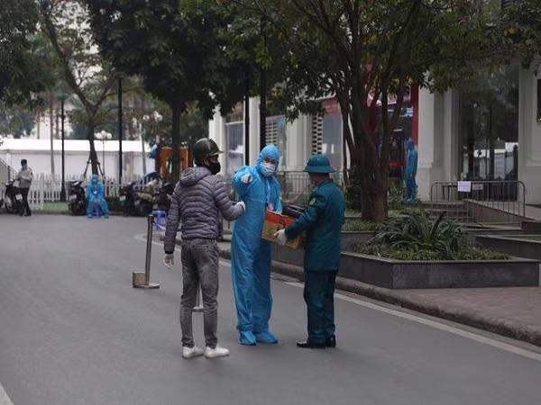 Lực lượng chức năng làm nhiệm vụ tại tòa nhà có bệnh nhân Covid-19 (Ảnh minh họa) Lực lượng chức năng làm nhiệm vụ tại tòa nhà có bệnh nhân Covid-19 (Ảnh minh họa)
