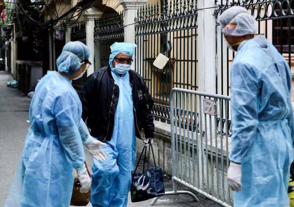 Lực lượng y tế xử lý dịch tại khu vực có bệnh nhân Covid-19 (Ảnh minh họa) Lực lượng y tế xử lý dịch tại khu vực có bệnh nhân Covid-19 (Ảnh minh họa)