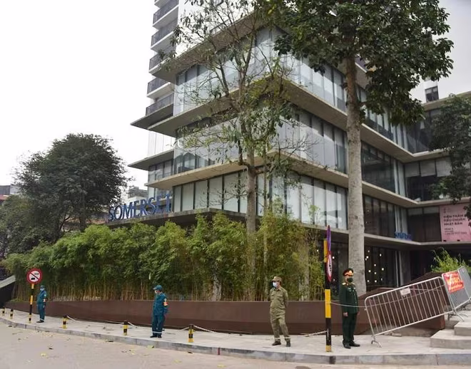 Khách sạn Somesert Westpoint nơi BN2229 tử vong vẫn đang được phong tỏa nghiêm ngặt