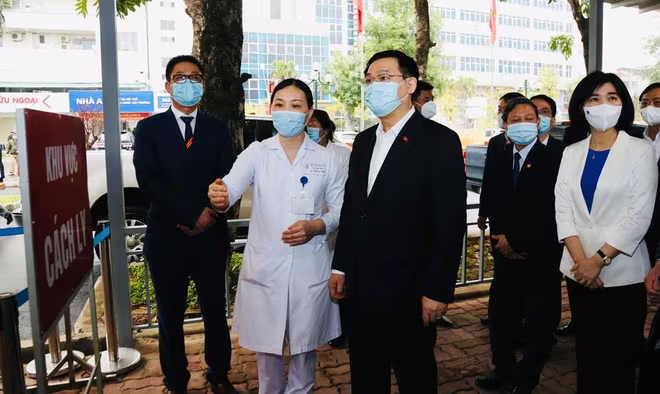 Bệnh viện Thanh Nhàn đã bố trí khu vực khám, sàng lọc, cách ly theo quy trình một chiều Bệnh viện Thanh Nhàn đã bố trí khu vực khám, sàng lọc, cách ly theo quy trình một chiều