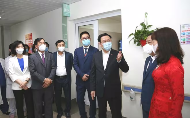 Bí thư Thành ủy Vương Đình Huệ kiểm tra công tác phòng chống Covid-19 tại Bệnh viện Thanh Nhàn Bí thư Thành ủy Vương Đình Huệ kiểm tra công tác phòng chống Covid-19 tại Bệnh viện Thanh Nhàn