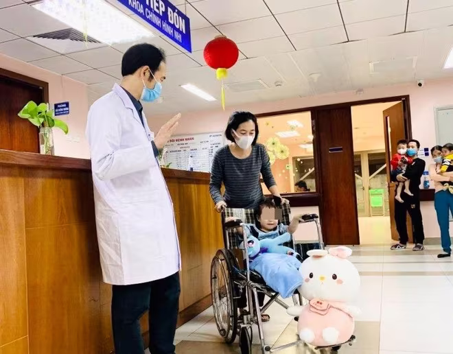 Cháu bé bị rơi từ tầng 12A chung cư ở Thanh Xuân được xuất viện khỏe mạnh Cháu bé bị rơi từ tầng 12A chung cư ở Thanh Xuân được xuất viện khỏe mạnh