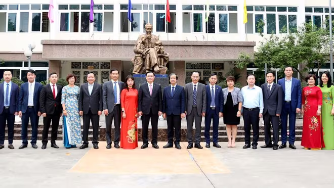 Bí thư Thành ủy Hà Nội Vương Đình Huệ chụp ảnh chung với đại diện Đại học Thủ đô Bí thư Thành ủy Hà Nội Vương Đình Huệ chụp ảnh chung với đại diện Đại học Thủ đô