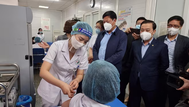 Thứ trưởng Bộ Y tế Đỗ Xuân Tuyên cùng Phó Chủ tịch UBND TP Hà Nội Chử Xuân Dũng kiểm tra tiêm vaccine Covid-19 tại BV Đa khoa Đức Giang Thứ trưởng Bộ Y tế Đỗ Xuân Tuyên cùng Phó Chủ tịch UBND TP Hà Nội Chử Xuân Dũng kiểm tra tiêm vaccine Covid-19 tại BV Đa khoa Đức Giang