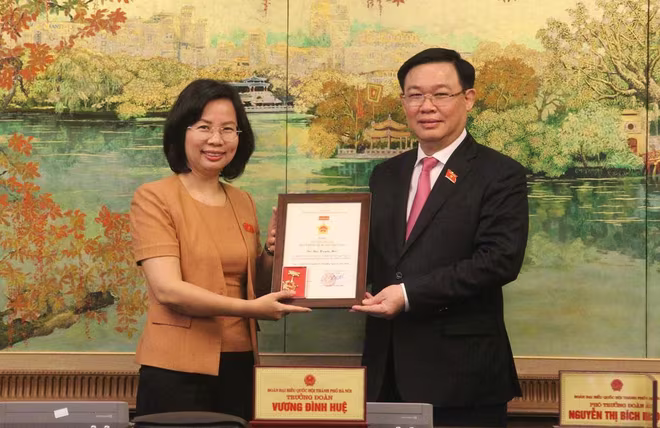 Trưởng đoàn ĐBQH TP Hà Nội Vương Đình Huệ trao Kỷ niệm chương cho đại biểu Bùi Huyền Mai, Ủy viên Ban Thường vụ Thành ủy, Trưởng Ban Tuyên giáo Thành ủy Hà Nội Trưởng đoàn ĐBQH TP Hà Nội Vương Đình Huệ trao Kỷ niệm chương cho đại biểu Bùi Huyền Mai, Ủy viên Ban Thường vụ Thành ủy, Trưởng Ban Tuyên giáo Thành ủy Hà Nội