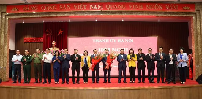 Chủ tịch Quốc hội Vương Đình Huệ, Bí thư Thành ủy Hà Nội Đinh Tiến Dũng cùng các thành viên Ban Thường vụ Thành ủy