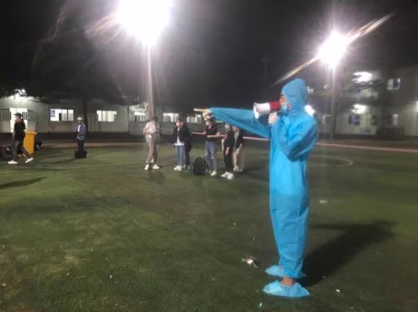 Lực lượng chức năng tiếp nhận người cách ly về từ Nhật Bản Lực lượng chức năng tiếp nhận người cách ly về từ Nhật Bản