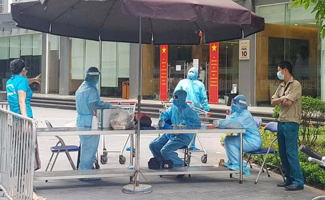 Nhân viên y tế làm việc tại tòa nhà Park 10 sáng 4-5 Nhân viên y tế làm việc tại tòa nhà Park 10 sáng 4-5