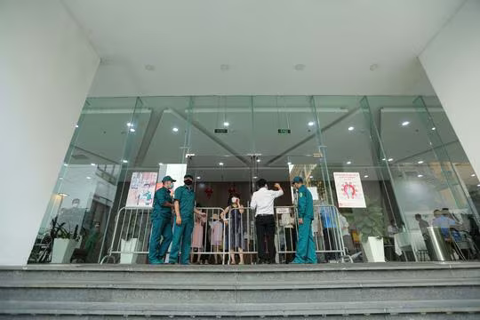 Tòa nhà 27 Lê Văn Lương (Thanh Xuân, Hà Nội) bị phong tỏa Tòa nhà 27 Lê Văn Lương (Thanh Xuân, Hà Nội) bị phong tỏa