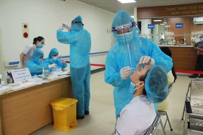 Bệnh viện Hữu Nghị Việt Xô xét nghiệm Covid-19 cho nhân viên Bệnh viện Hữu Nghị Việt Xô xét nghiệm Covid-19 cho nhân viên
